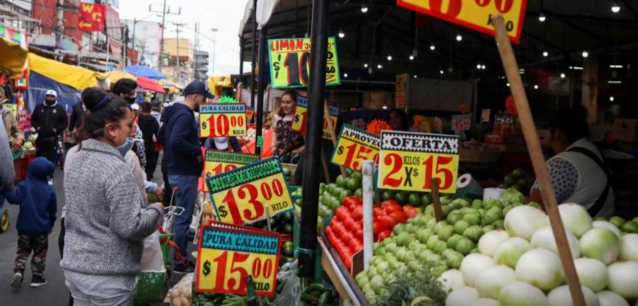 Pessoas olham cartazes com preços de produtos do lado de fora de um mercado conhecido como La Merced, na Cidade do México (Foto: REUTERS/Henry Romero) Pessoas olham cartazes com preços de produtos do lado de fora de um mercado conhecido como La Merced, na Cidade do México