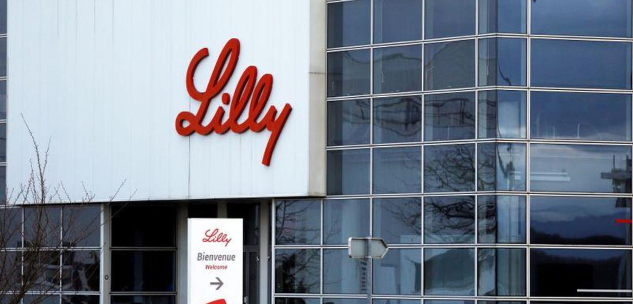 A farmacêutica, com sede em Indianápolis, não comentou as implicações para o ensaio paralisado, denominado ACTIV-3 (Foto: REUTERS/Vincent Kessler) A farmacêutica, com sede em Indianápolis, não comentou as implicações para o ensaio paralisado, denominado ACTIV-3