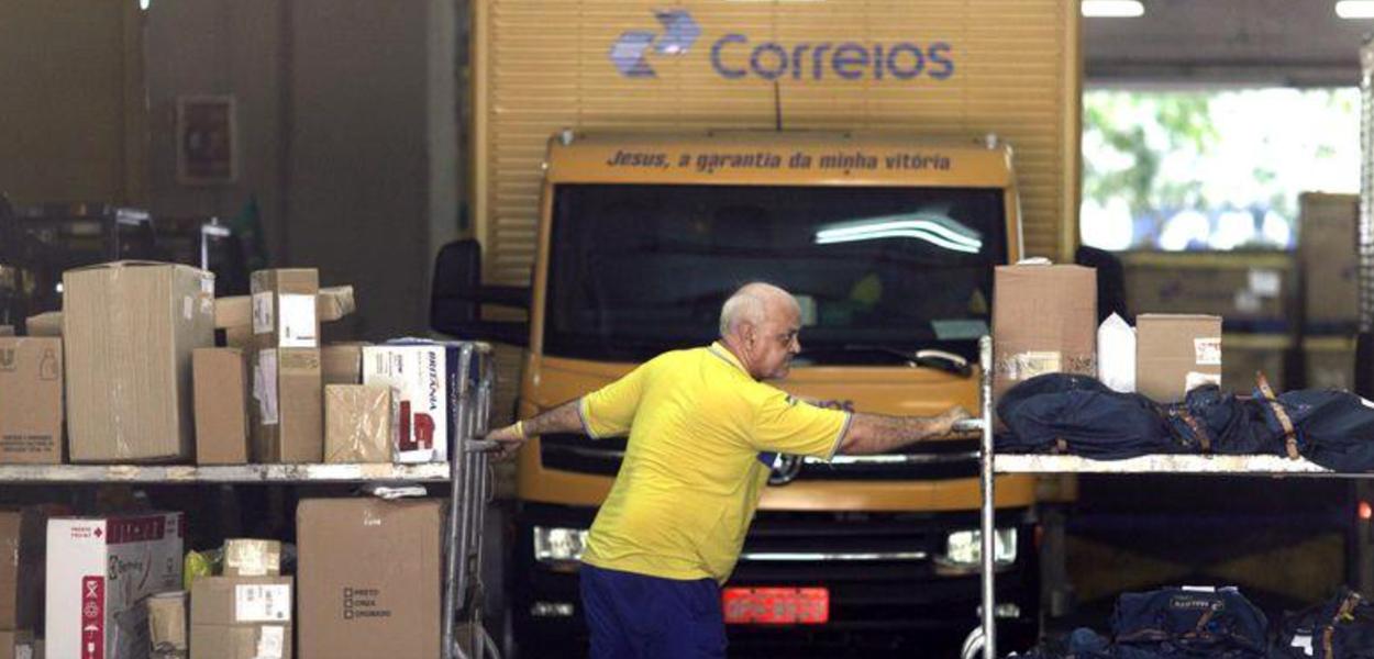 Funcionário trabalha na sede dos Correios no Rio de Janeiro (Foto: REUTERS/Ricardo Moraes) Funcionário trabalha na sede dos Correios no Rio de Janeiro