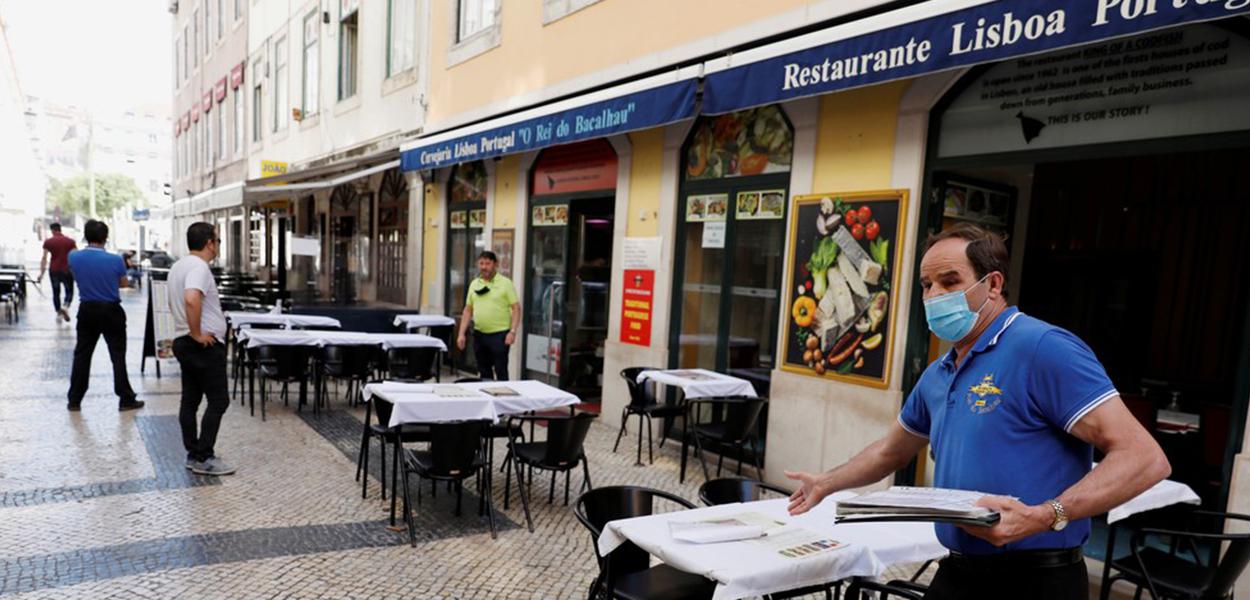 Garçom aguarda por clientes em restaurante no centro de Lisboa durante a pandemia do novo coronavírus (COVID-19) em Portugal (Foto: Rafael Marchante/Reuters) Garçom aguarda por clientes em restaurante no centro de Lisboa durante a pandemia do novo coronavírus (COVID-19) em Portugal