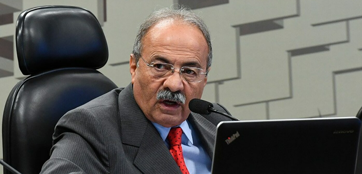 Filme pornô das panteras antigas Senador com dinheiro na bunda