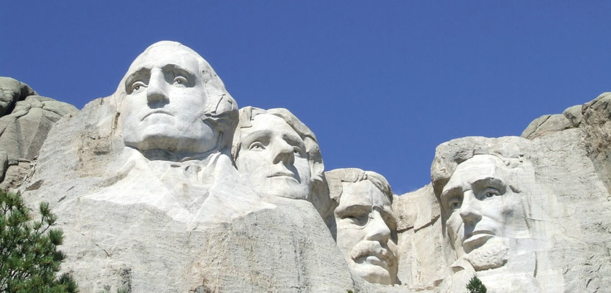 Washington (da esquerda), Jefferson e Lincoln (à direita) já foram reverenciados o suficiente para serem esculpidos no Monte Rushmore, mas agora são considerados moralmente impuros demais para terem seus nomes nas escolas de São Francisco. (Foto: Reuters) Washington (da esquerda), Jefferson e Lincoln (à direita) já foram reverenciados o suficiente para serem esculpidos no Monte Rushmore, mas agora são considerados moralmente impuros demais para terem seus nomes nas escolas de São Francisco.