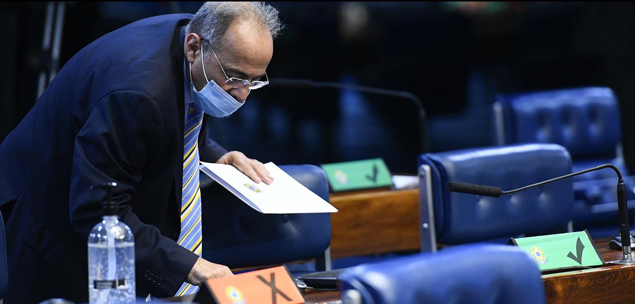 Senador Chico Rodrigues (DEM-RR) registra voto no teclado biométrico. (Foto: Marcos Oliveira/Agência Senado) Senador Chico Rodrigues (DEM-RR) registra voto no teclado biométrico.