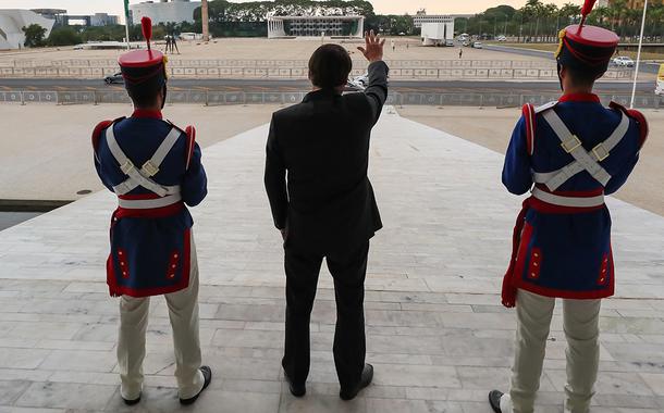 Presidente da República, Jair Bolsonaro, cumprimenta populares da Rampa do Palácio do Planalto. 13 de outubro de 2020 (Foto: Isac Nóbrega/PR) Presidente da República, Jair Bolsonaro, cumprimenta populares da Rampa do Palácio do Planalto. 13 de outubro de 2020