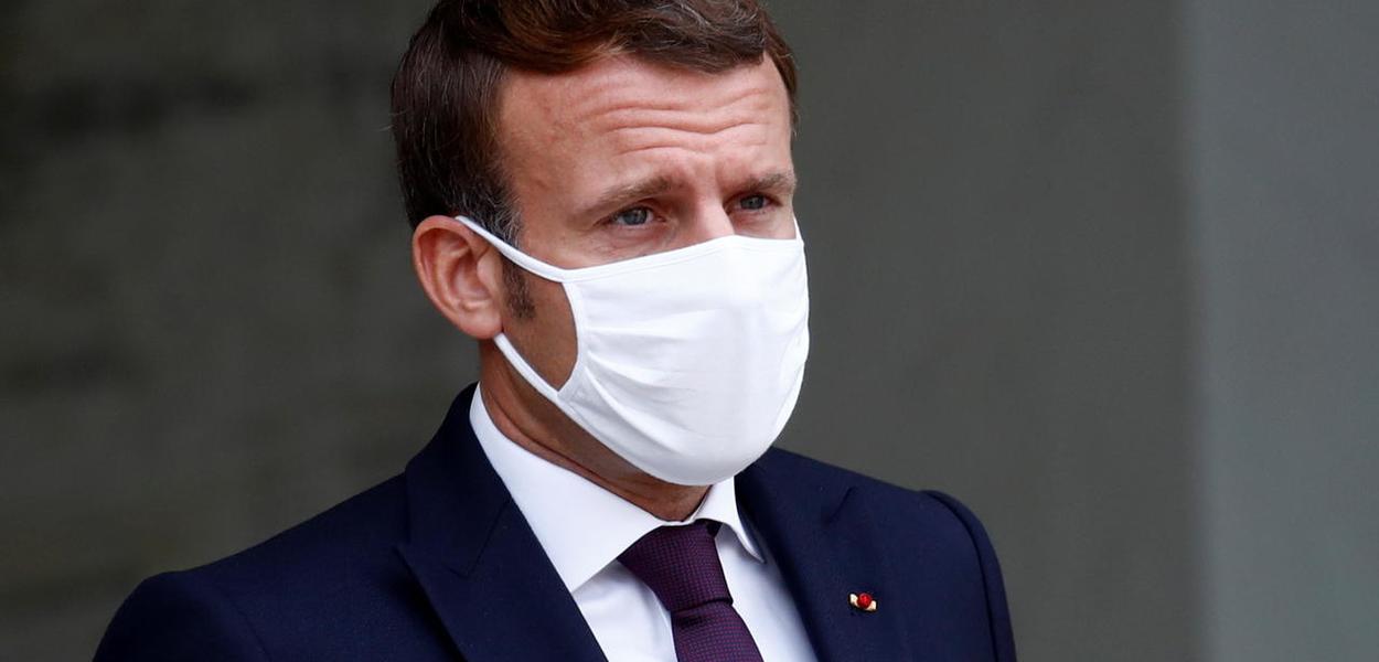 O presidente francês Emmanuel Macron recebeu a família de Samuel Paty, assim como líderes islâmicos nesta segunda-feira, 19 de outubro de 2020 (Foto: REUTERS - GONZALO FUENTES) O presidente francês Emmanuel Macron recebeu a família de Samuel Paty, assim como líderes islâmicos nesta segunda-feira, 19 de outubro de 2020