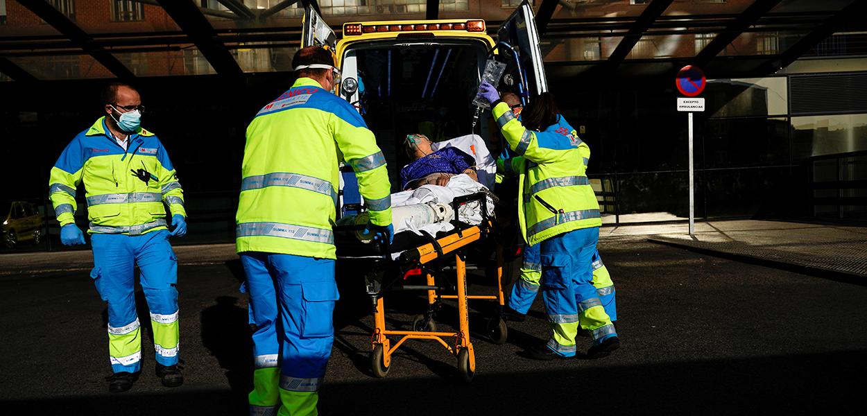 Equipes de emergência trabalham em Madri durante pandemia de Covid-19 (Foto: REUTERS/Juan Medina) Equipes de emergência trabalham em Madri durante pandemia de Covid-19