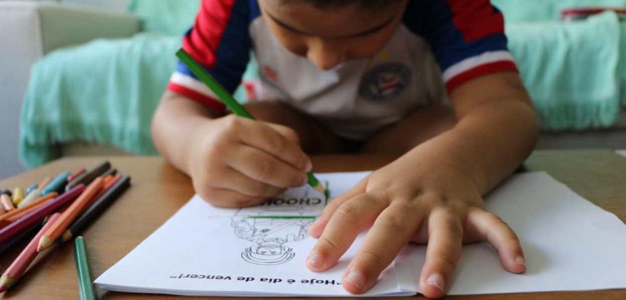 Criança estudando em casa (Foto: Secom/BA) Criança estudando em casa