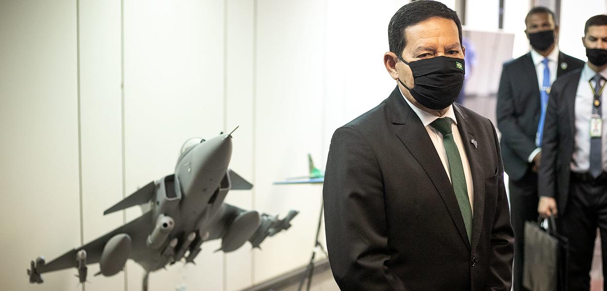 Vice-Presidente da República, Hamilton Mourão, durante visita à Exposição Semana da Asa. 21 de outubro de 2020 (Foto: Bruno Batista /VPR) Vice-Presidente da República, Hamilton Mourão, durante visita à Exposição Semana da Asa. 21 de outubro de 2020