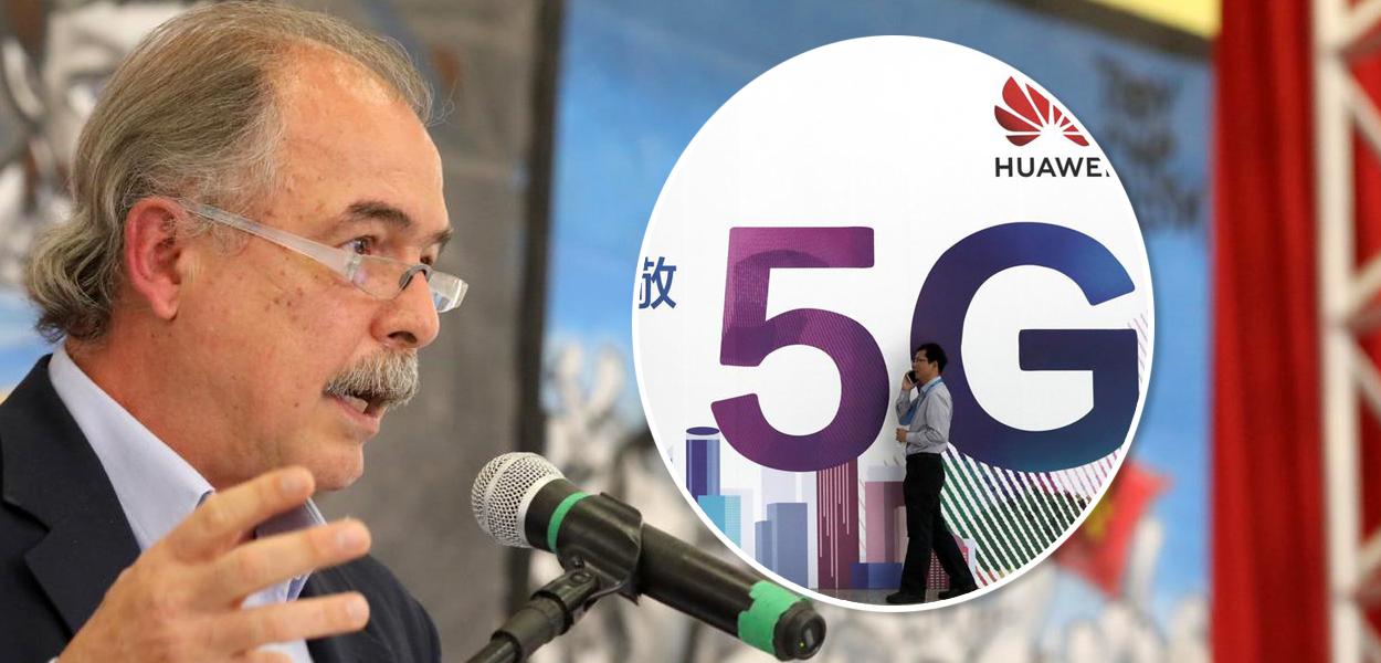 Mercadante e pessoa falando no celular com banner da Hauwei ao fundo (Foto: Ricardo Stuckert | Reuters) Mercadante e pessoa falando no celular com banner da Hauwei ao fundo