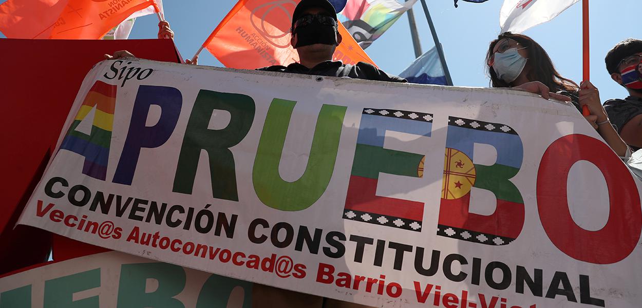 Manifestantes protestam em Santiago antes de referendo no Chile. 22/10/2020 (Foto: REUTERS/Ivan Alvarado) Manifestantes protestam em Santiago antes de referendo no Chile. 22/10/2020