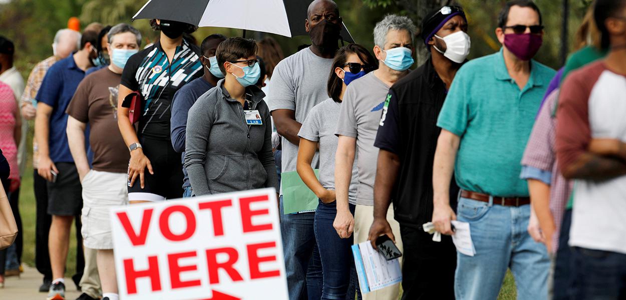 Eleitores norte-americanos fazem fila para votar antecipadamente em Durham, Carolina do Norte. 15/10/2020 (Foto: REUTERS/Jonathan Drake) Eleitores norte-americanos fazem fila para votar antecipadamente em Durham, Carolina do Norte. 15/10/2020
