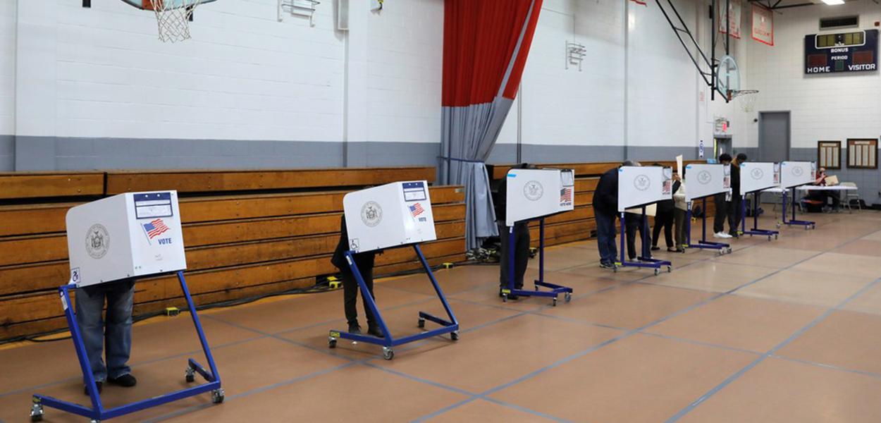 Eleitores americanos votam antecipadamente em Staten Island, na cidade de Nova York, no dia 25 de outubro de 2020 (Foto: Andrew Kelly/Reuters) Eleitores americanos votam antecipadamente em Staten Island, na cidade de Nova York, no dia 25 de outubro de 2020