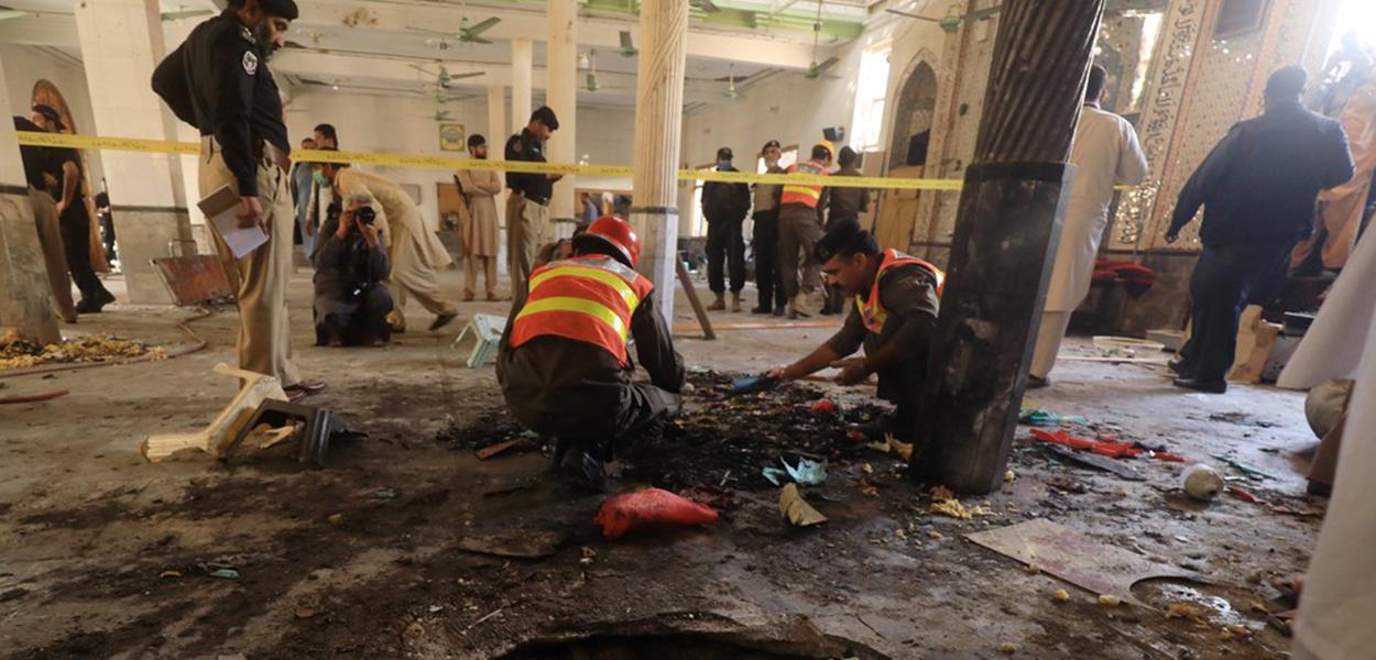 Equipe de resgate trabalha em seminário religioso após ataque a bomba em Peshawar, no Paquistão (Foto: Fayaz Aziz/Reuters) Equipe de resgate trabalha em seminário religioso após ataque a bomba em Peshawar, no Paquistão