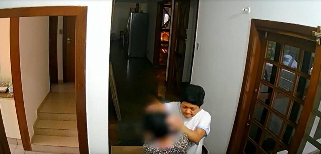 Cena de vídeo que mostra a embaixadora das Filipinas Marichu Mauro agredindo uma funcionária (Foto: Reprodução) Cena de vídeo que mostra a embaixadora das Filipinas Marichu Mauro agredindo uma funcionária