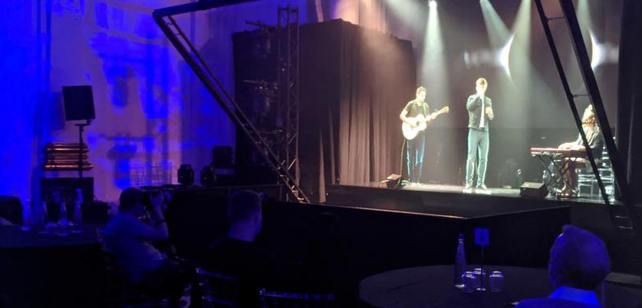 Cantor Dan Olsen e seu guitarrista se apresentam em Londres com tecnologia baseada em holograma vitoriano 15/10/2020 (Foto: REUTERS/Stuart McDill) Cantor Dan Olsen e seu guitarrista se apresentam em Londres com tecnologia baseada em holograma vitoriano 15/10/2020