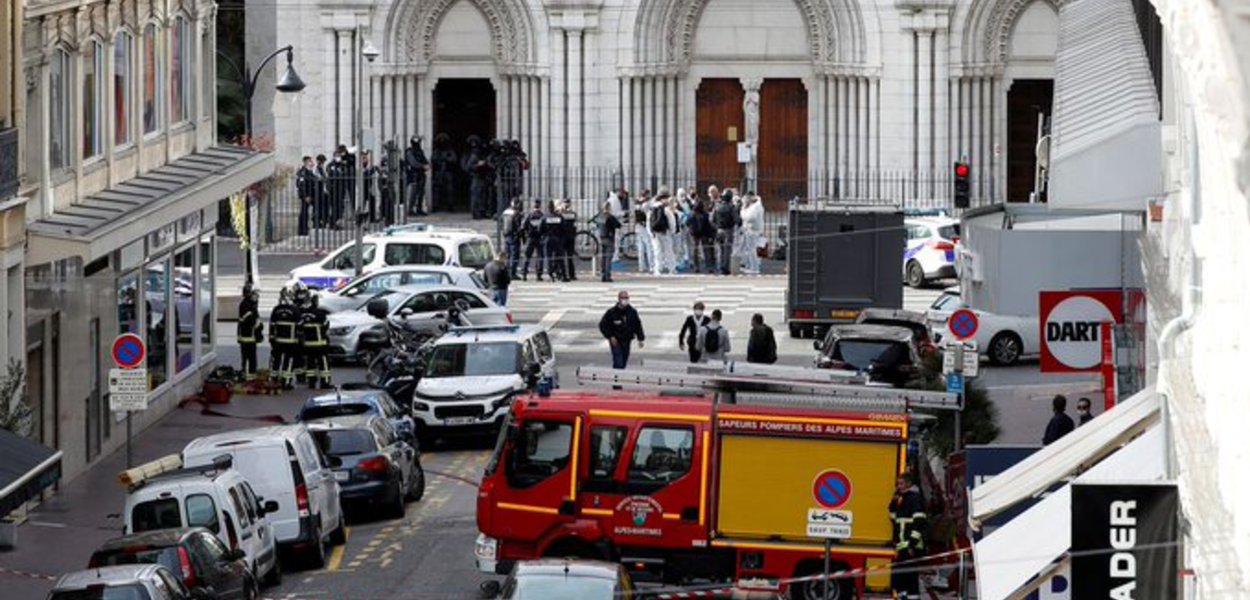 Esfaqueamento no interior de uma igreja deixa 3 mortos, em Nice (Foto: Eric Gaillard/Reuters) Esfaqueamento no interior de uma igreja deixa 3 mortos, em Nice
