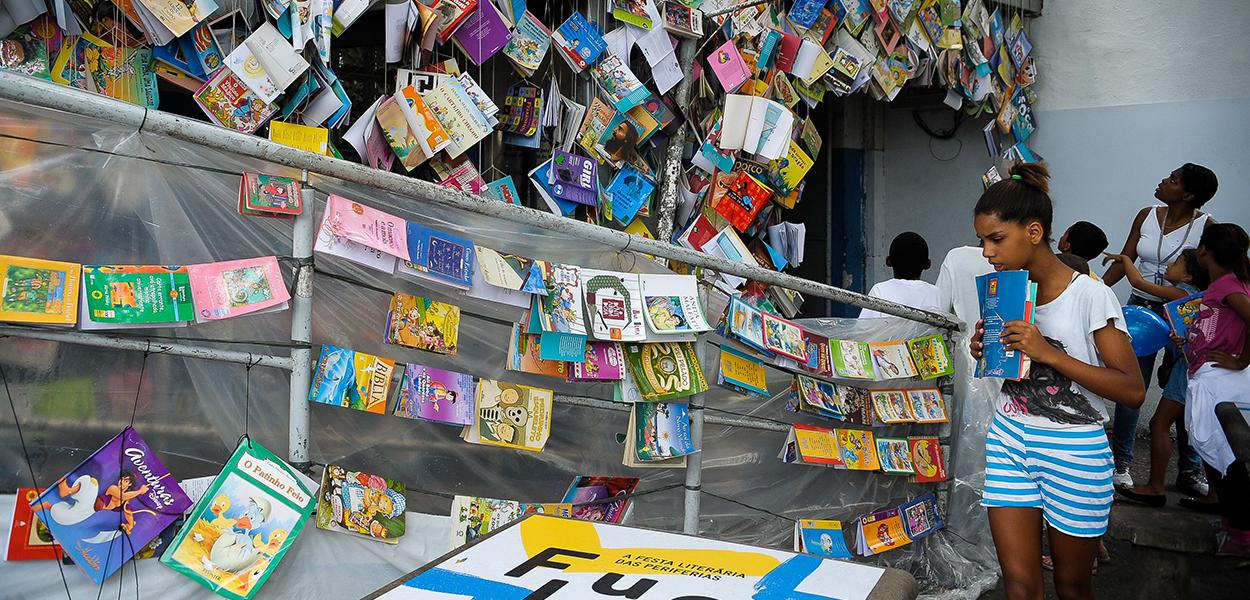 Rio de Janeiro - Crianças da comunidade escolhem livros na abertura da quarta edição da Festa Literária das Periferias (Flupp) (Tomaz Silva/Agência Brasil) (Foto: Tomaz Silva/Agência Brasil) Rio de Janeiro - Crianças da comunidade escolhem livros na abertura da quarta edição da Festa Literária das Periferias (Flupp) (Tomaz Silva/Agência Brasil)