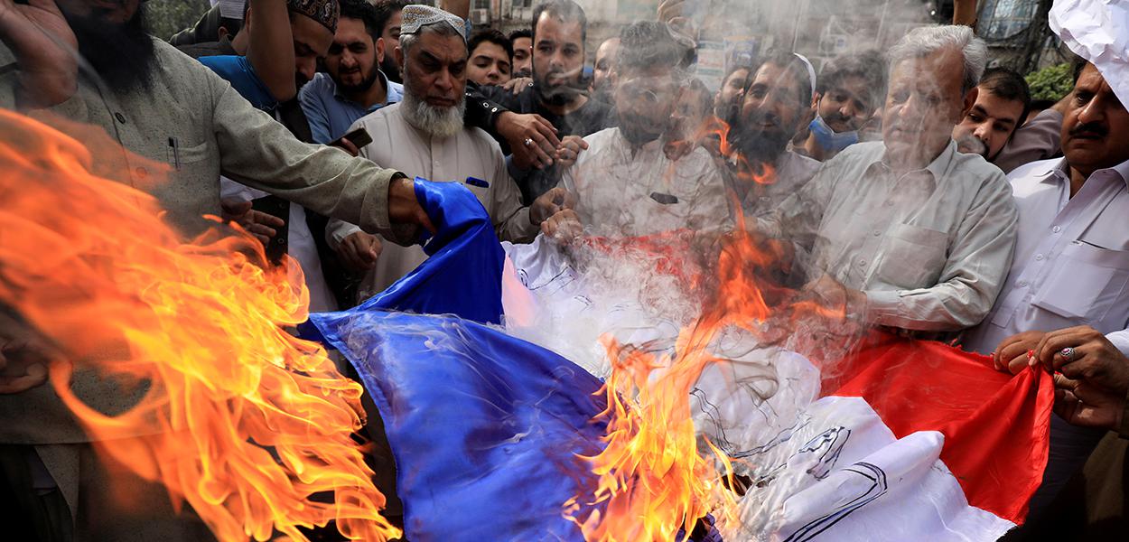 Em protesto contra presidente francês, Emmanuel Macron, manifestantes queimam bandeira fa França em Peshawar, Paquistão. 28/10/2020 (Foto: REUTERS/Fayaz Aziz) Em protesto contra presidente francês, Emmanuel Macron, manifestantes queimam bandeira fa França em Peshawar, Paquistão. 28/10/2020