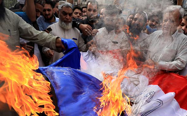 Em protesto contra presidente francês, Emmanuel Macron, manifestantes queimam bandeira fa França em Peshawar, Paquistão. 28/10/2020 (Foto: REUTERS/Fayaz Aziz) Em protesto contra presidente francês, Emmanuel Macron, manifestantes queimam bandeira fa França em Peshawar, Paquistão. 28/10/2020