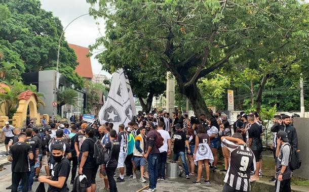 Torcedores do Botafogo invadem sede do clube (Foto: Divulgação (Twitter)) Torcedores do Botafogo invadem sede do clube