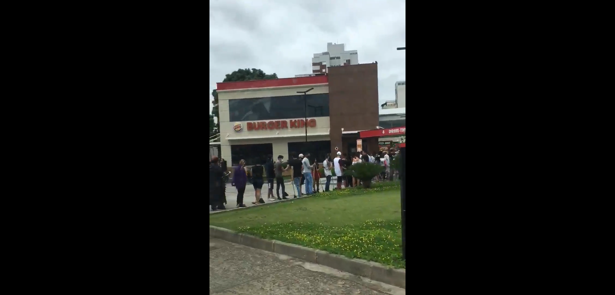 Fila no Burger King em promoção de Halloween (Foto: Reprodução) Fila no Burger King em promoção de Halloween
