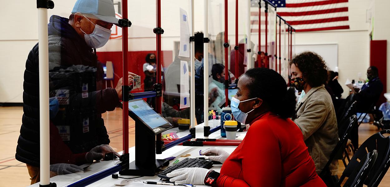 Eleitor vota em Racine, no Estado norte-americano de Wisconsin. 03/11/2020 (Foto: REUTERS/Bing Guan) Eleitor vota em Racine, no Estado norte-americano de Wisconsin. 03/11/2020