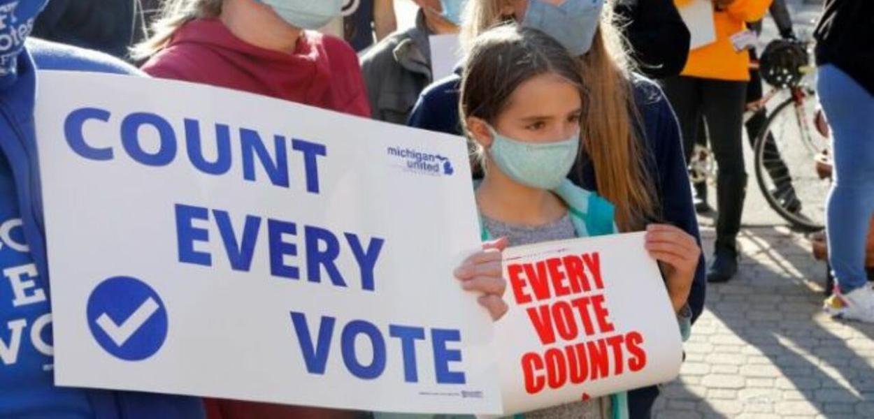 Manifestantes pedem a contagem de todos os votos em Detroit, após anúncio do presidente Donald Trump de que recorrerá à Justiça para parar a apuração (Foto: Divulgação) Manifestantes pedem a contagem de todos os votos em Detroit, após anúncio do presidente Donald Trump de que recorrerá à Justiça para parar a apuração