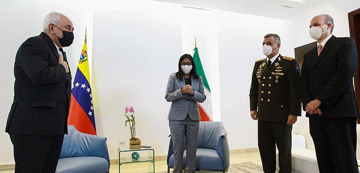 Chanceler Arreaza e Delcy Rodríguez, vice-presidenta da Venezuela, recebem Zarif, chanceler do Irã (Foto: Brasil de Fato/Presidência da Venezuela) Chanceler Arreaza e Delcy Rodríguez, vice-presidenta da Venezuela, recebem Zarif, chanceler do Irã