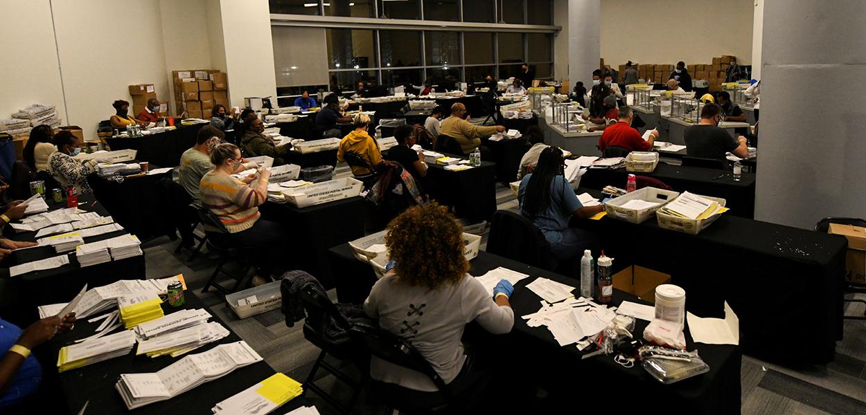 Contagem de votos da eleição de 2020 em Atlanta, no estado da Geórgia. (Foto: Brandon Bell - 4.nov.2020/Reuters) Contagem de votos da eleição de 2020 em Atlanta, no estado da Geórgia.