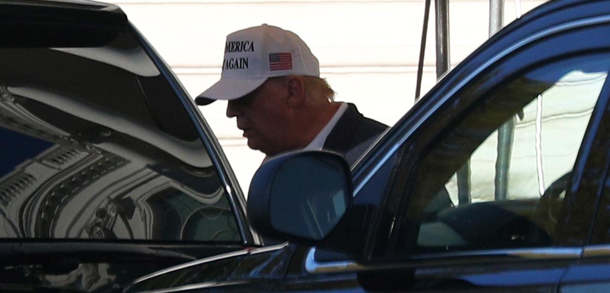 Donald Trump entra em carro presidencial. (Foto: REUTERS/Tom Brenner) Donald Trump entra em carro presidencial.