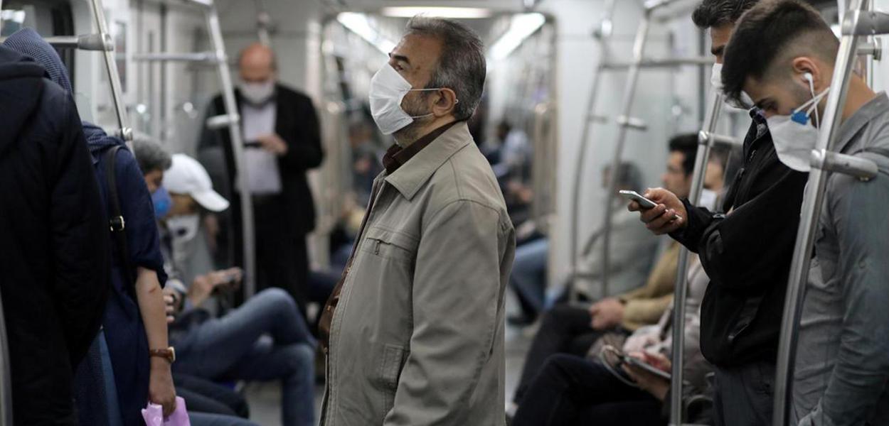 Iranianos usam máscara no metrô do Teerã (Foto: Reuters) Iranianos usam máscara no metrô do Teerã