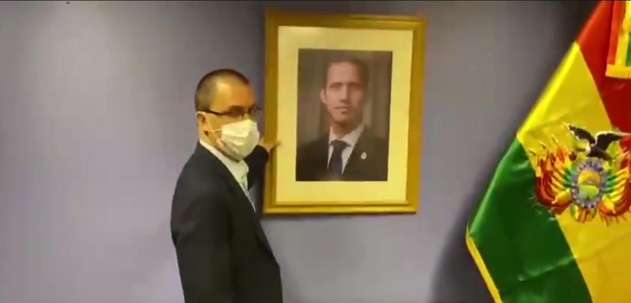Ministro das Relações Exteriores da Venezuela, Jorge Arreaza, retira foto de Juan Guaidó da embaixada venezuela em La Paz Ministro das Relações Exteriores da Venezuela, Jorge Arreaza, retira foto de Juan Guaidó da embaixada venezuela em La Paz