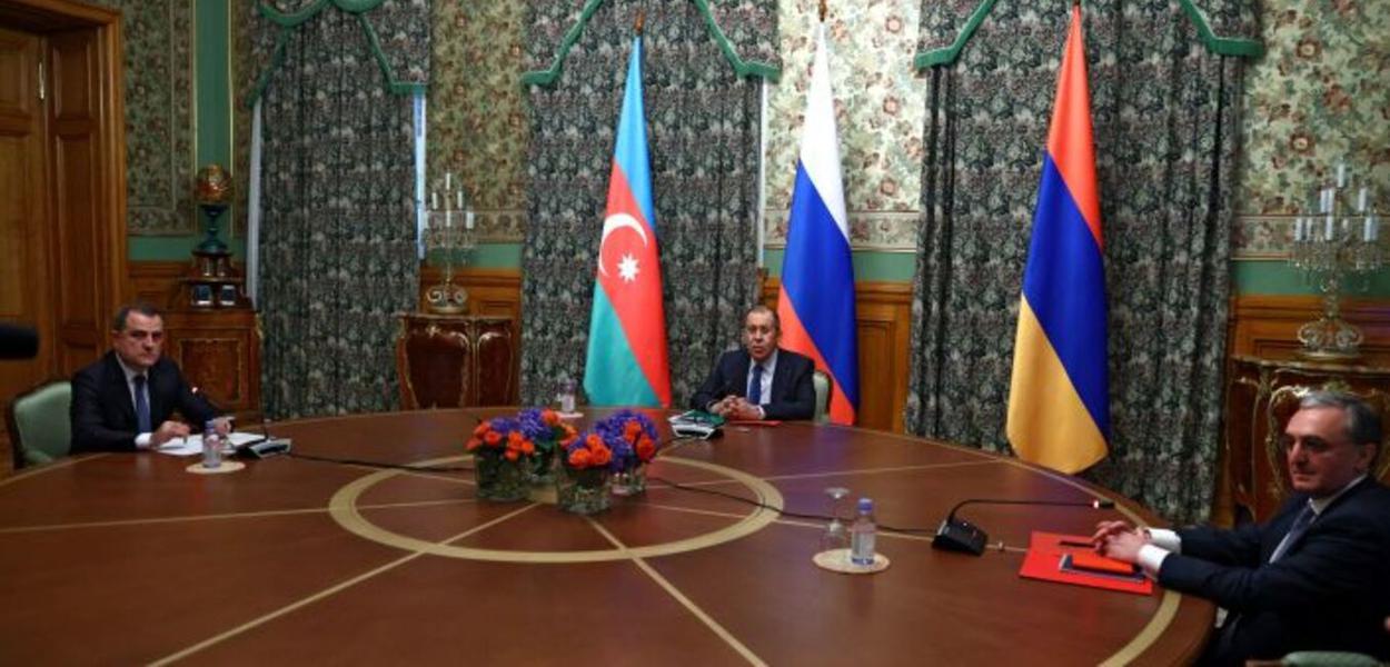 Reunião em que foi selado acordo de paz entre a Armênia e o Afeganistão, sob coordenação da Rússia (Foto: Sputnik / Ministério das Relações Exteriores da Rússia) Reunião em que foi selado acordo de paz entre a Armênia e o Afeganistão, sob coordenação da Rússia
