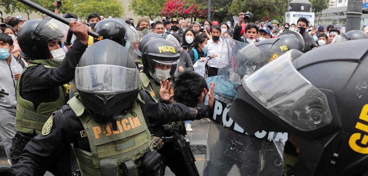 Policiais reprimem manifestantes em Lima, Peru (Foto: Sebastian Castañeda/Reuters) Policiais reprimem manifestantes em Lima, Peru