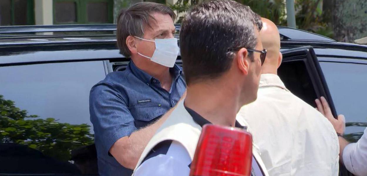 Jair Bolsonaro chega para votar (Foto: Reprodução/TV Globo) Jair Bolsonaro chega para votar