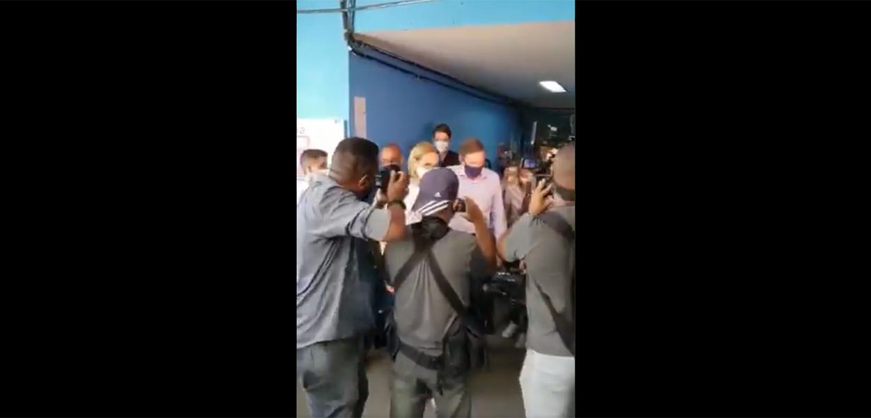 Marcelo Crivella de máscara azul (Foto: Reprodução/Twitter) Marcelo Crivella de máscara azul