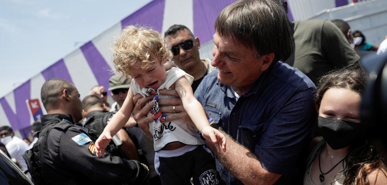 Jair Bolsonaro causa aglomeração em meio à pandemia (Foto: Ricardo Moraes/Reuters) Jair Bolsonaro causa aglomeração em meio à pandemia