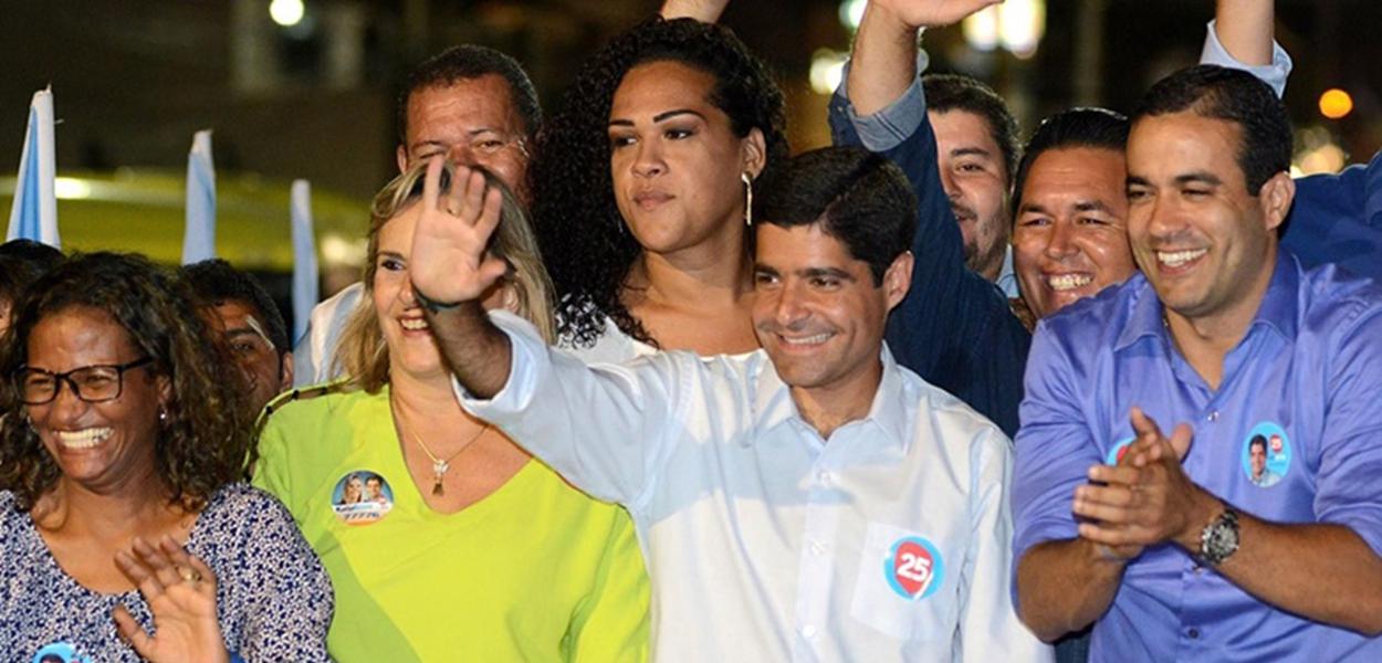 Candidato Bruno Reis (de azul) ao lado do prefeito ACM Neto, ambos filiados ao DEM (Foto: Divulgação) Candidato Bruno Reis (de azul) ao lado do prefeito ACM Neto, ambos filiados ao DEM