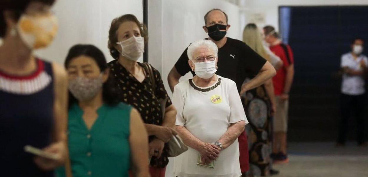 Erundina, 85 anos, espera na fila para votar (Foto: Reprodução Twitter) Erundina, 85 anos, espera na fila para votar