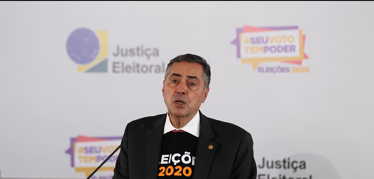 O presidente do TSE, ministro Luís Roberto Barroso, fala à imprensa no Centro de Divulgação das Eleições (CDE) 2020.15/11/2020 (Foto: Marcello Casal Jr/Agência Brasil) O presidente do TSE, ministro Luís Roberto Barroso, fala à imprensa no Centro de Divulgação das Eleições (CDE) 2020.15/11/2020