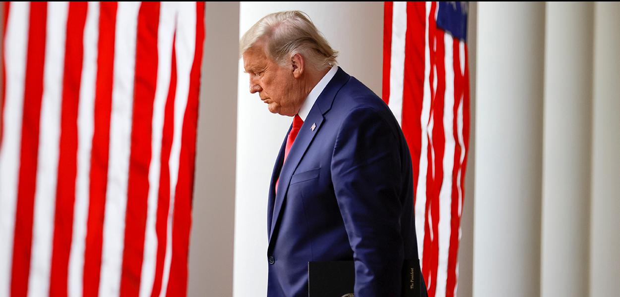 Trump cita vitória de Biden no Twitter, ainda repete falsas alegações de fraude. (Foto: REUTERS/Carlos Barria) Trump cita vitória de Biden no Twitter, ainda repete falsas alegações de fraude.
