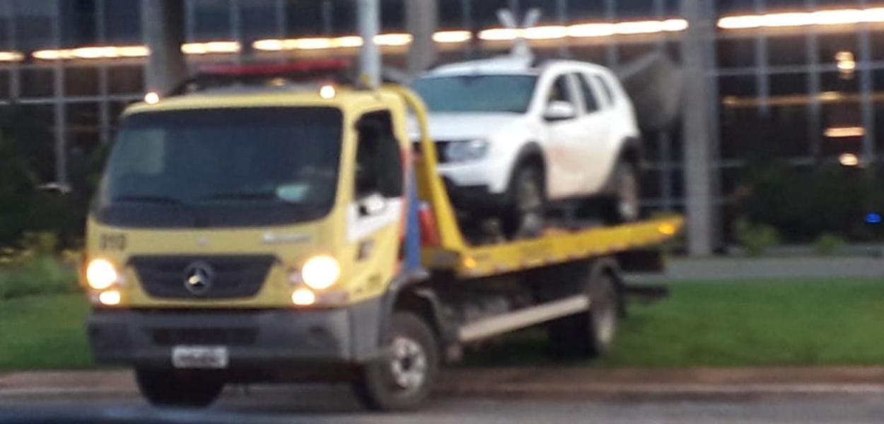 Carro invade espelho d'água do Ministério da Justiça, em Brasília (Foto: PMDF/Divulgação) Carro invade espelho d'água do Ministério da Justiça, em Brasília