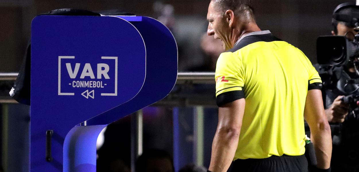 VAR, o árbitro de vídeo. (Foto: HENRY ROMERO/ REUTERS) VAR, o árbitro de vídeo.