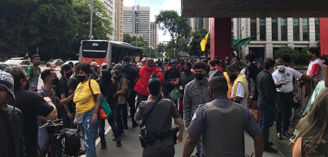 Manifestantes no vão livre do MASP contra o racismo e o assassinato de homem negro por dois seguranças Carrefour (Foto: Reprodução/Twitter@brasildefato) Manifestantes no vão livre do MASP contra o racismo e o assassinato de homem negro por dois seguranças Carrefour
