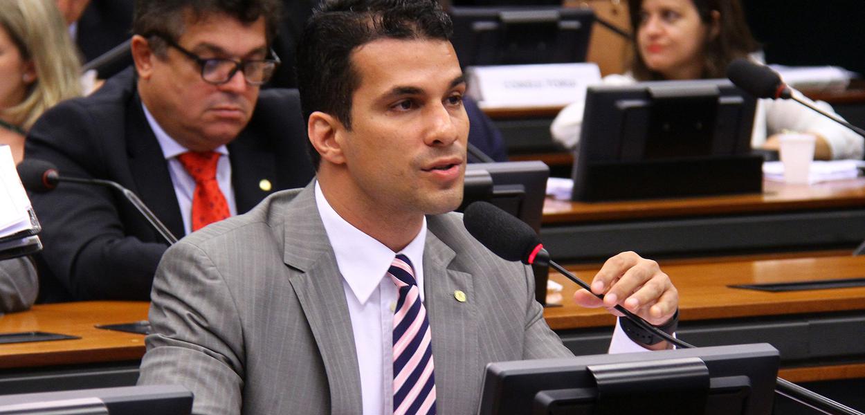 Reportagem do Bom Dia Brasil desta quarta-feira, 23, mostrou casos de deputados federais que utilizam dinheiro destinar a custear o exercício exclusivo da atividade parlamentar para outras finalidades não permitidas pela legislação; do Tocantins, o deputado federal Irajá Abreu (PSD) foi acusado de ter utilizado a verba indenizatória para pagar despesas do diretório estadual do PSD, partido que ele preside no estado; "A gente identificou na sua prestação de contas o pagamento de R$ 50.523 para o diretório estadual em Palmas", afirmou ao deputado o repórter Chico Regueira; Irajá negou que utilize dinheiro destinado ao seu mandato para pagar despesas do PSD; "São estruturas distintas e cada uma paga a sua parte" (Foto: Aquiles Lins) Reportagem do Bom Dia Brasil desta quarta-feira, 23, mostrou casos de deputados federais que utilizam dinheiro destinar a custear o exercício exclusivo da atividade parlamentar para outras finalidades não permitidas pela legislação; do Tocantins, o deputado federal Irajá Abreu (PSD) foi acusado de ter utilizado a verba indenizatória para pagar despesas do diretório estadual do PSD, partido que ele preside no estado; "A gente identificou na sua prestação de contas o pagamento de R$ 50.523 para o diretório estadual em Palmas", afirmou ao deputado o repórter Chico Regueira; Irajá negou que utilize dinheiro destinado ao seu mandato para pagar despesas do PSD; "São estruturas distintas e cada uma paga a sua parte"