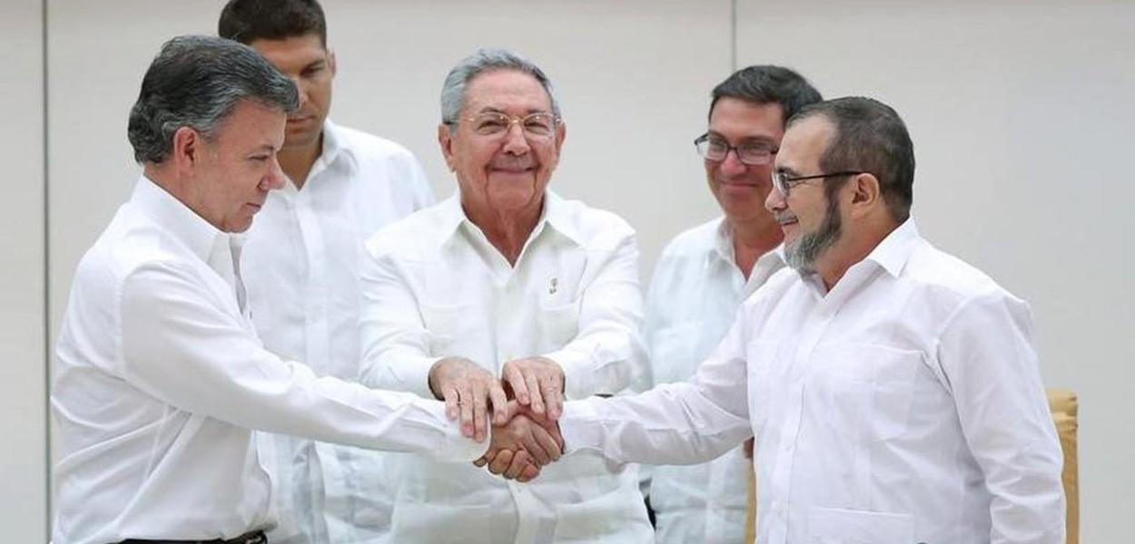 O ex-presidente Juan Manuel Santos cumprimenta o líder das FARC, Lodoño; ao centro, o ex-presidente de Cuba, Raúl Castro (Foto: Brasil 247) O ex-presidente Juan Manuel Santos cumprimenta o líder das FARC, Lodoño; ao centro, o ex-presidente de Cuba, Raúl Castro