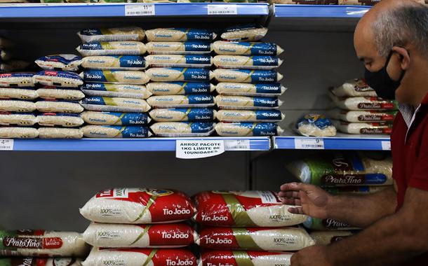Consumidor faz compras em supermercado do Rio de Janeiro (Foto: REUTERS/Pilar Olivares) Consumidor faz compras em supermercado do Rio de Janeiro
