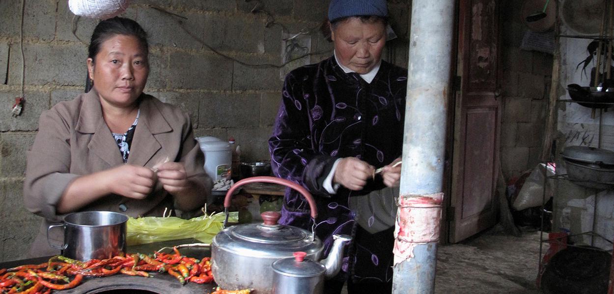 Yang Hechun, moradora da vila chinesa de Yangchang na empobrecida província de Guizhou prepara almoço em sua casa (Foto: REUTERS/James Pomfret) Yang Hechun, moradora da vila chinesa de Yangchang na empobrecida província de Guizhou prepara almoço em sua casa