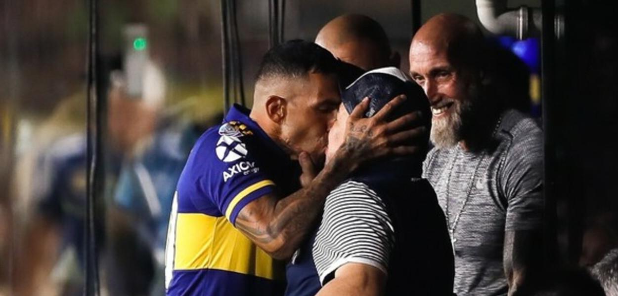 Carlos Tévez e Diego Maradona (Foto: Juan Ignacio Roncoroni/Reuters) Carlos Tévez e Diego Maradona