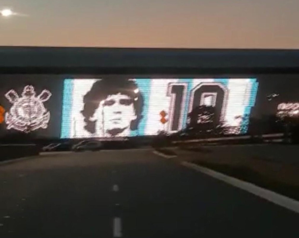 Homenagem a Maradona em telão da NeoQuímica Arena (Foto: Reprodução) Homenagem a Maradona em telão da NeoQuímica Arena